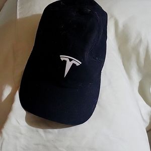 These kids boys or girls black Tesla hat